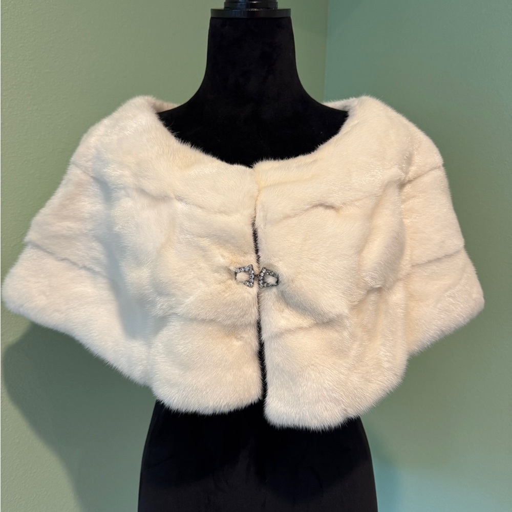 Chic White Mink Fur Cape with Crystal Clasp